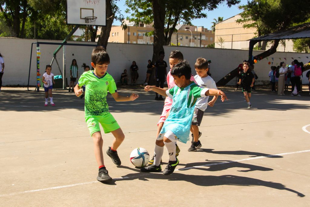 Niños y niñas jugando en Sevilla