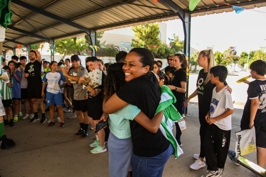 Abrazo en un encuentro socio deportivo