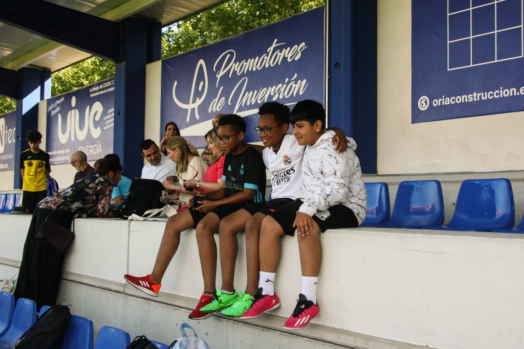 Niños de Fútbol Más en las gradas