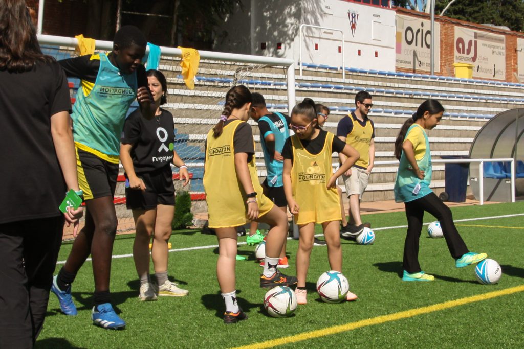 Niños y niñas de Fútbol Más jugando