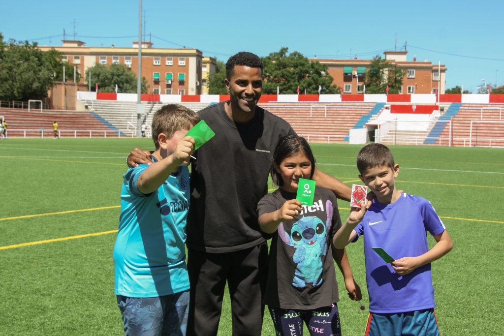 Thaylor Lubanzadio con niños/as de Fútbol Más