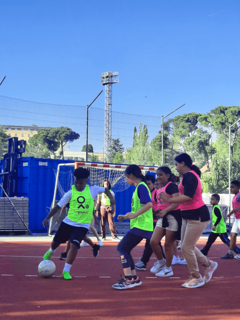 Niños y niñas jugando al fútbol